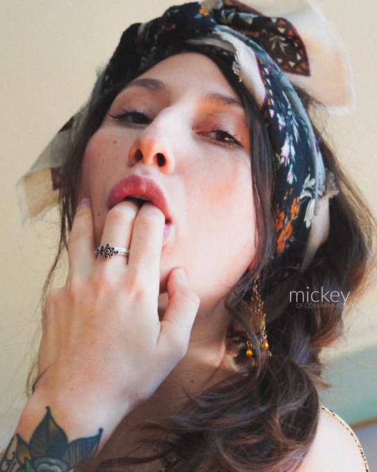 &mdash;  𝘀𝗹𝗶𝗱𝗲 in. 👄 https://t.co/2pt3UXcNRL