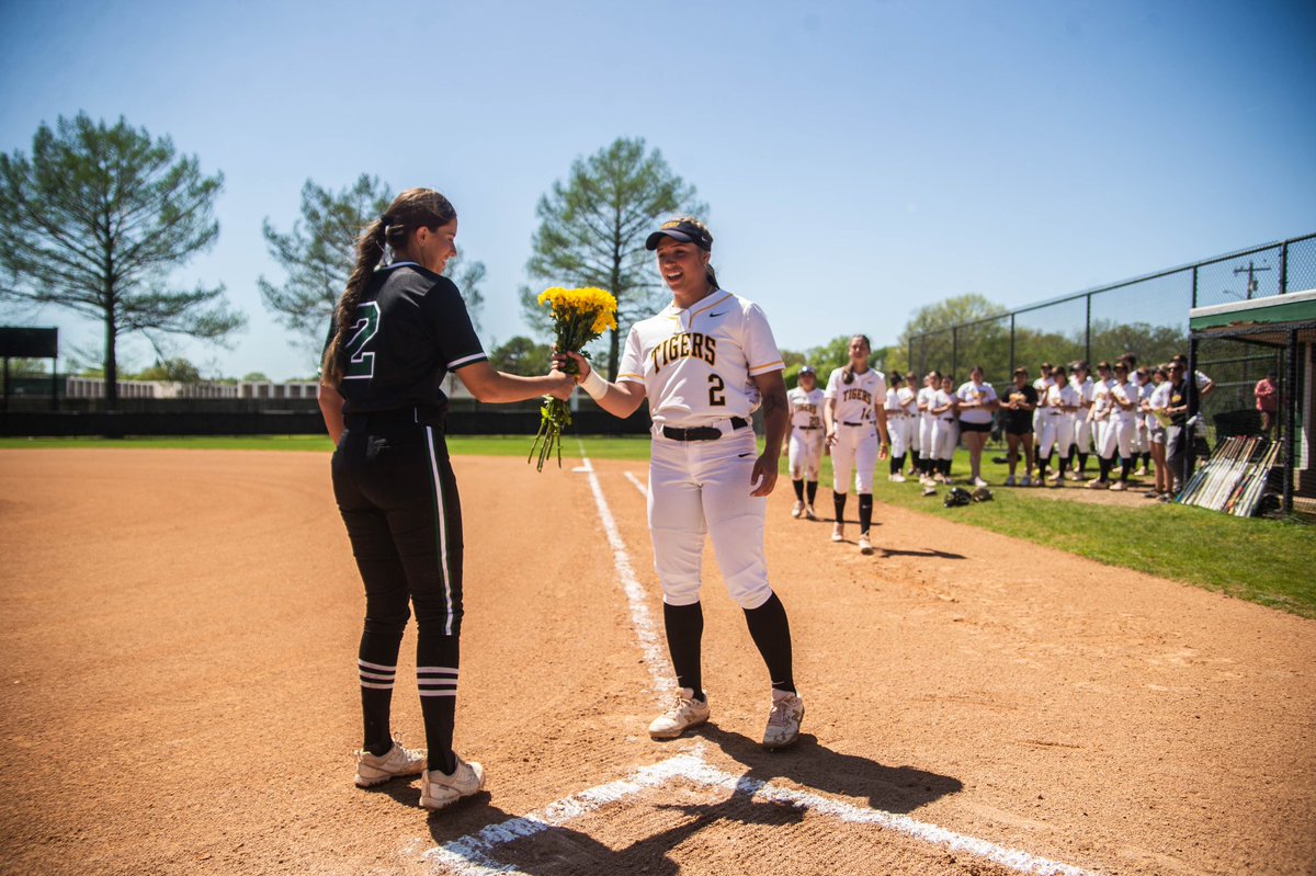 RiverHawkSports's tweet photo. ❤️

Prior to today’s regular season finale, the seniors from @RiverHawksSB honored four @FHSU_Softball seniors. https://t.co/dPu1QdJWXW