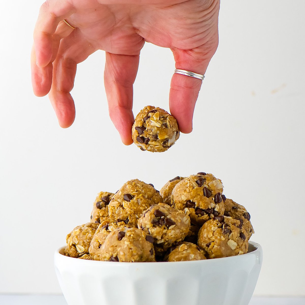 Our Honey Nut Balls are a yummy+easy treat! 🍯 Made with just seven ingredients, they're perfect for a quick breakfast, pre-workout snack, or a portable treat for your next day trip or hike.
.
.
waxingkara.com/honey-nut-ball…