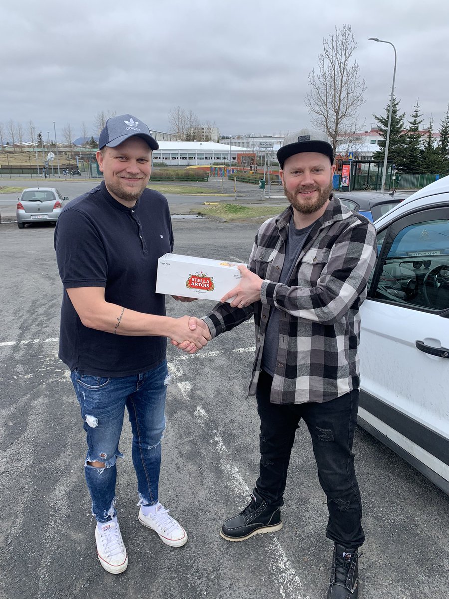 A bet is a bet, Hér er <a href="/ArasonValur/">Gunnar Valur Arason</a>  leikmaður og einn af <a href="/leikhlei/">Leikhléið</a> bræðrum að taka við kassa af Stellu(léttöl). Takk fyrir drengilega keppni i vetur. Þó þú hafir sigrað sköllótta fyllibyttu þa var þetta flott hjá þér😂❤️ en ég ætla að koma sterkur inn á næsta seasoni😂