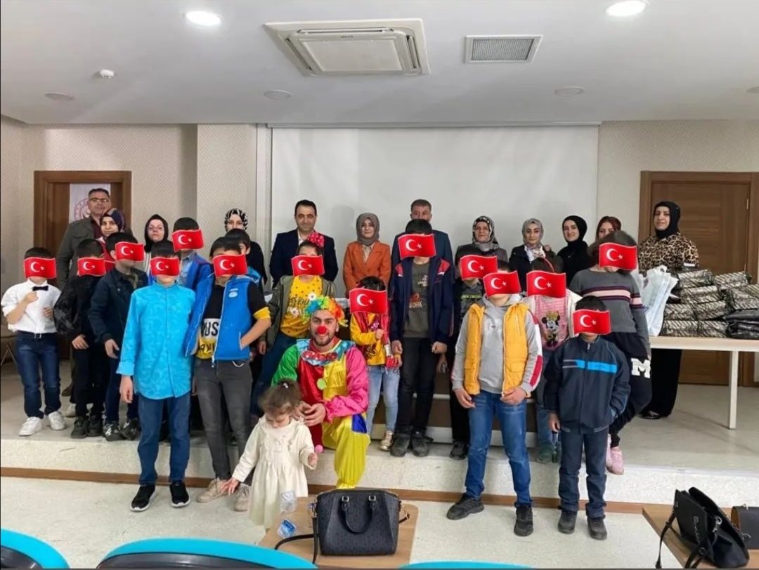 MhpsiirtK's tweet photo. MHP Siirt İl Başkanımız Sn Fatih Cantürk'un katılımıyla KAÇEP Başkanımız Sn Gülsüm Karasu ve teşkilatı, sevgi  evlerinde kalan çocuklarımıza bayramlık kıyafet ve ayakkabı hediye ettiler.
Var olsun teşkilat.
@MHP_Bilgi
@drpelinyilik
@mhp_siirt
@fatihcanturkmhp
@GulsumKarasu16 https://t.co/gcX3oSp5vX