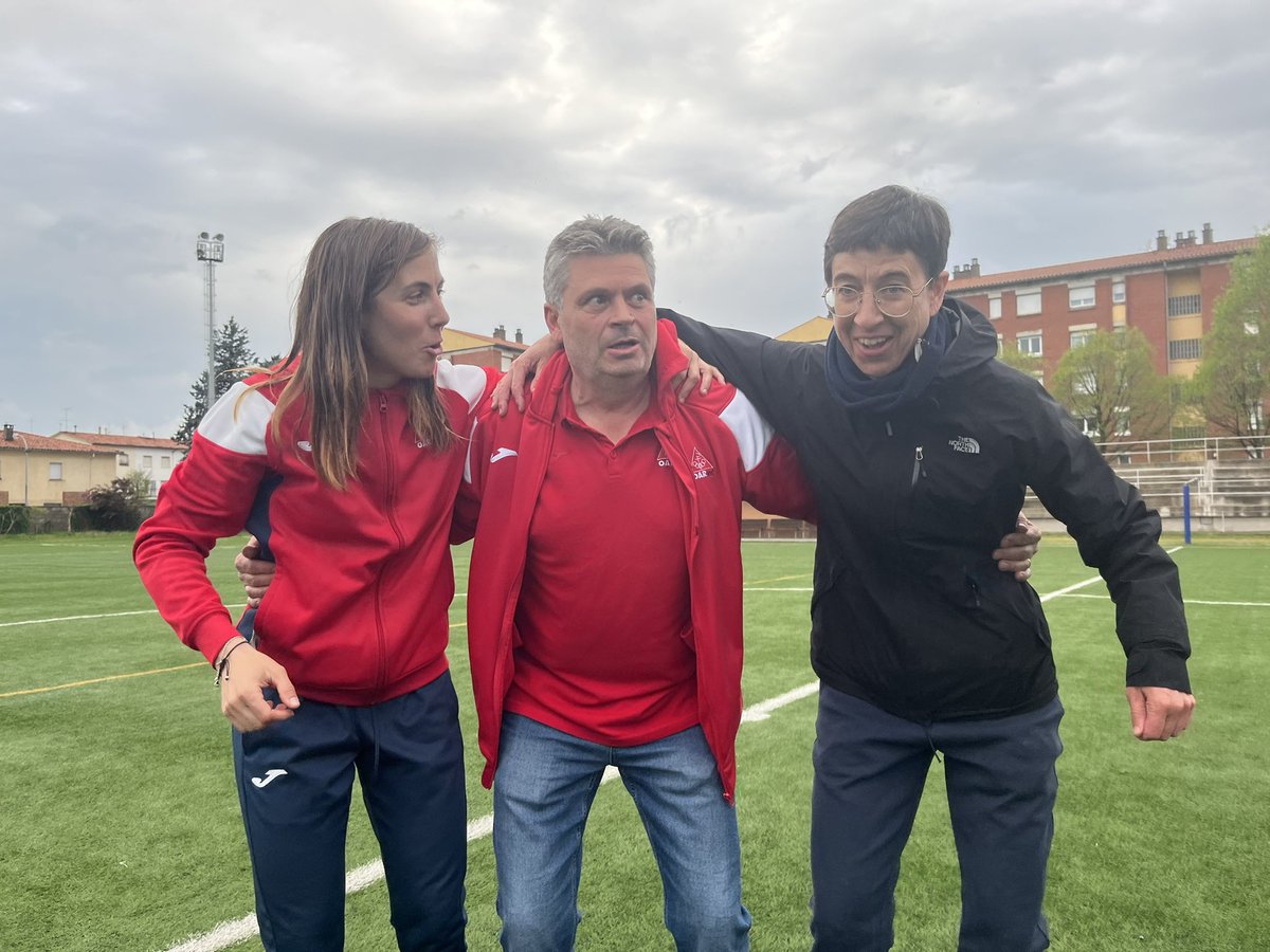 OARVic's tweet photo. 😊 L’OAR Vic, un referent del futbol femení!

🔝 Enhorabona, Juvenil!
💪🏻 Orgull d’afició! 

🔵🔴 #SócdelOAR #oarvic https://t.co/lbvtei62Th