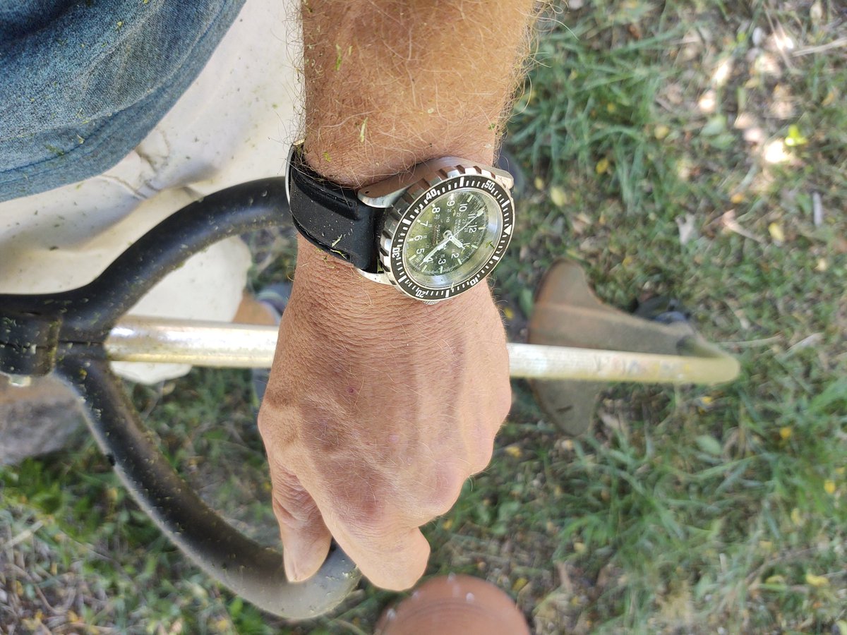 FreedomDude71's tweet photo. My #MarathonGSAR watch even stands up to the rigors of doing battle with weeds!๐บ๐ฒ @marathonwatch https://t.co/LdLDfGMtNb