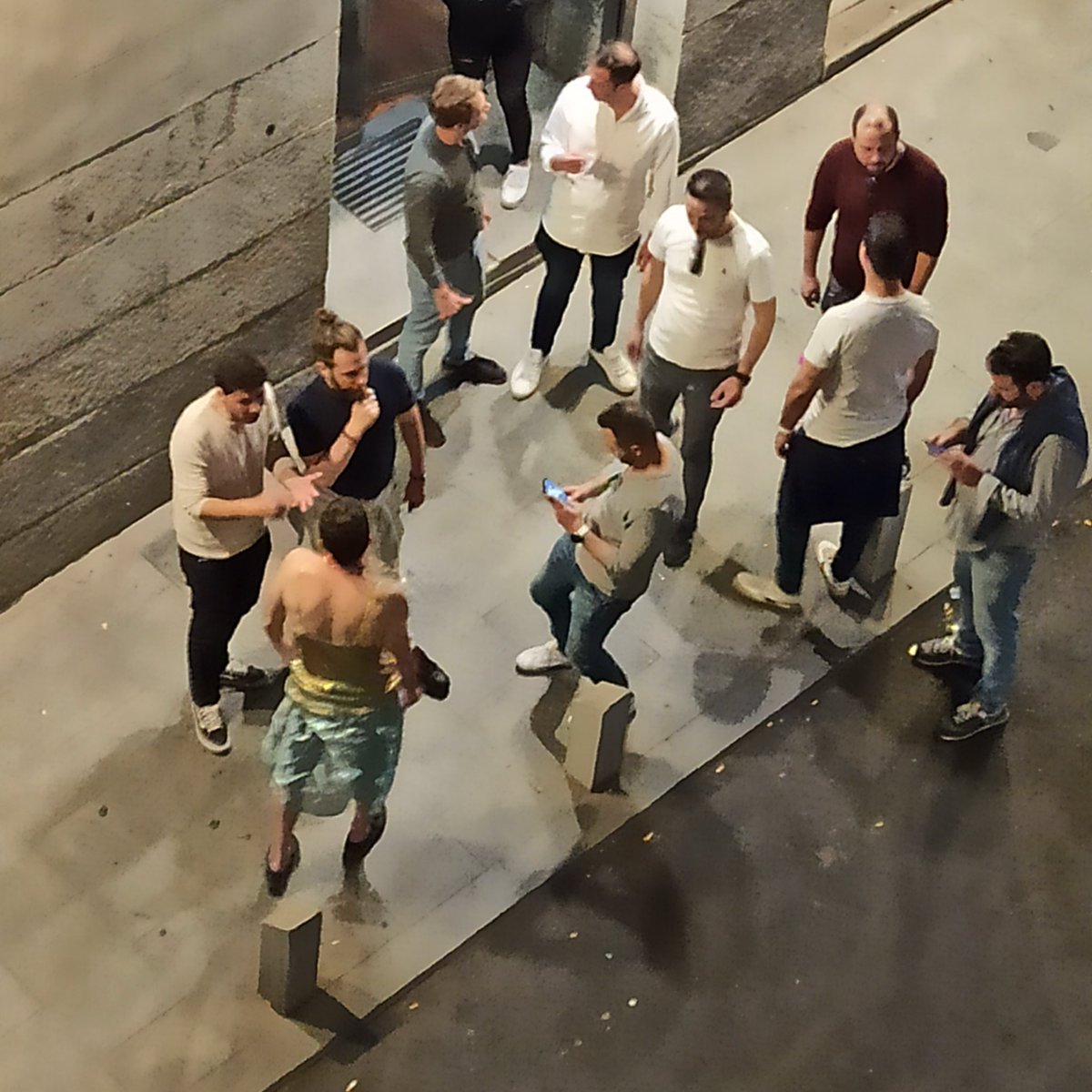 En La Latina sigue habiendo muchos bares que quieren clientes molestos como éstos de una despedida de solteros! Luego se quedarán de que les va mal.