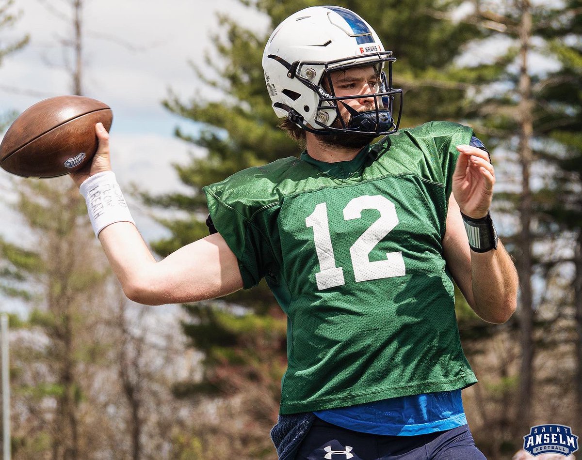 STAHawksFB's tweet photo. βοΈ Guys in Green βοΈ #SpringGame2022 #QBs https://t.co/GgX2KLg160
