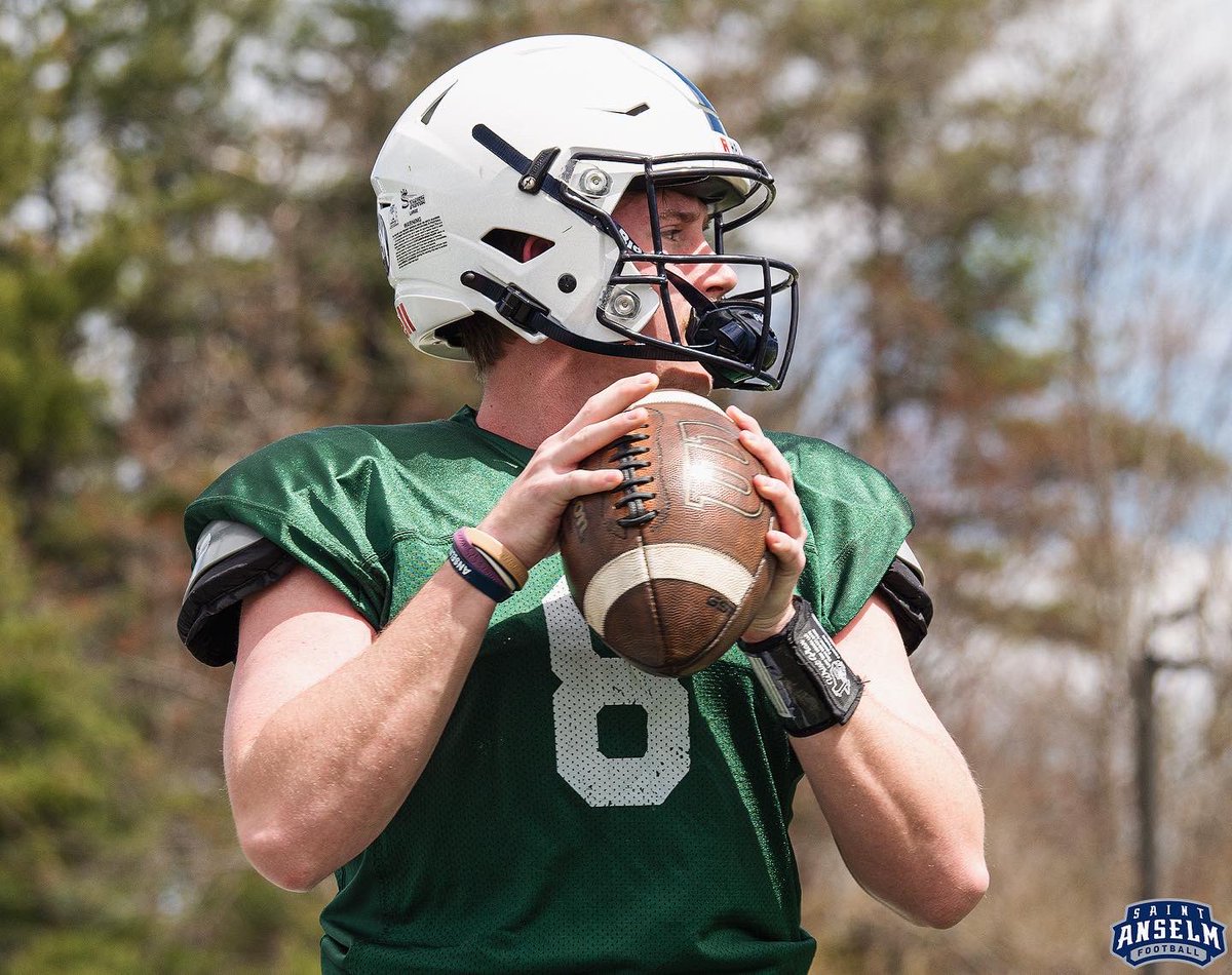 STAHawksFB's tweet photo. βοΈ Guys in Green βοΈ #SpringGame2022 #QBs https://t.co/GgX2KLg160