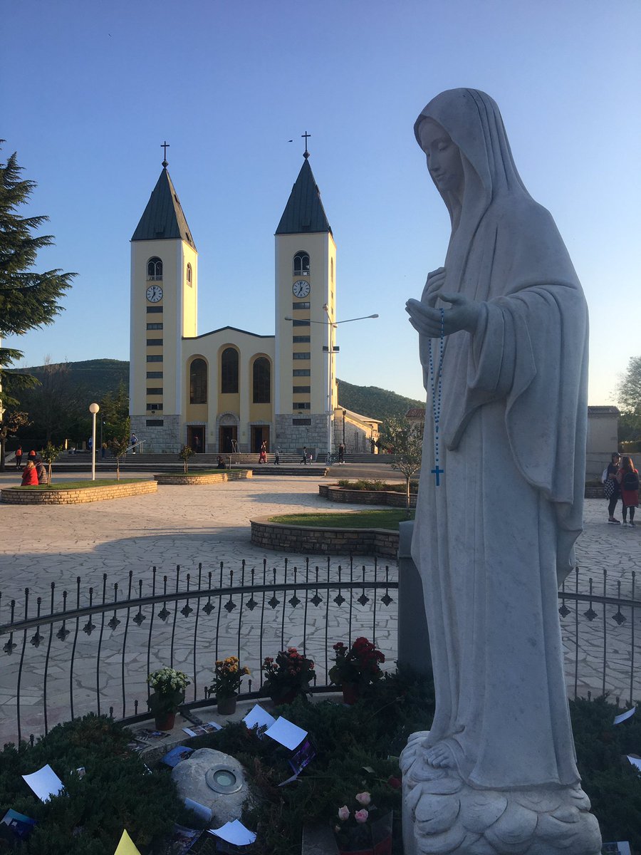 V nadaljevanju dneva smo prisluhnili pričevalcu Goranu, ki je poudaril, da je bistvo molitve vera, bistvo vere pa upanje, ki vedno je, popoldan smo se podali na hrib prikazovanj ter zaključili s programom pri cerkvi sv. Jakoba.