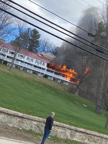 killawattkimmie's tweet photo. The Red Jacket in North Conway right now. 😭 I hope everyone made it out safely. @NorthConway #NewHampshire #theredjacket https://t.co/uFByFc2t1Z