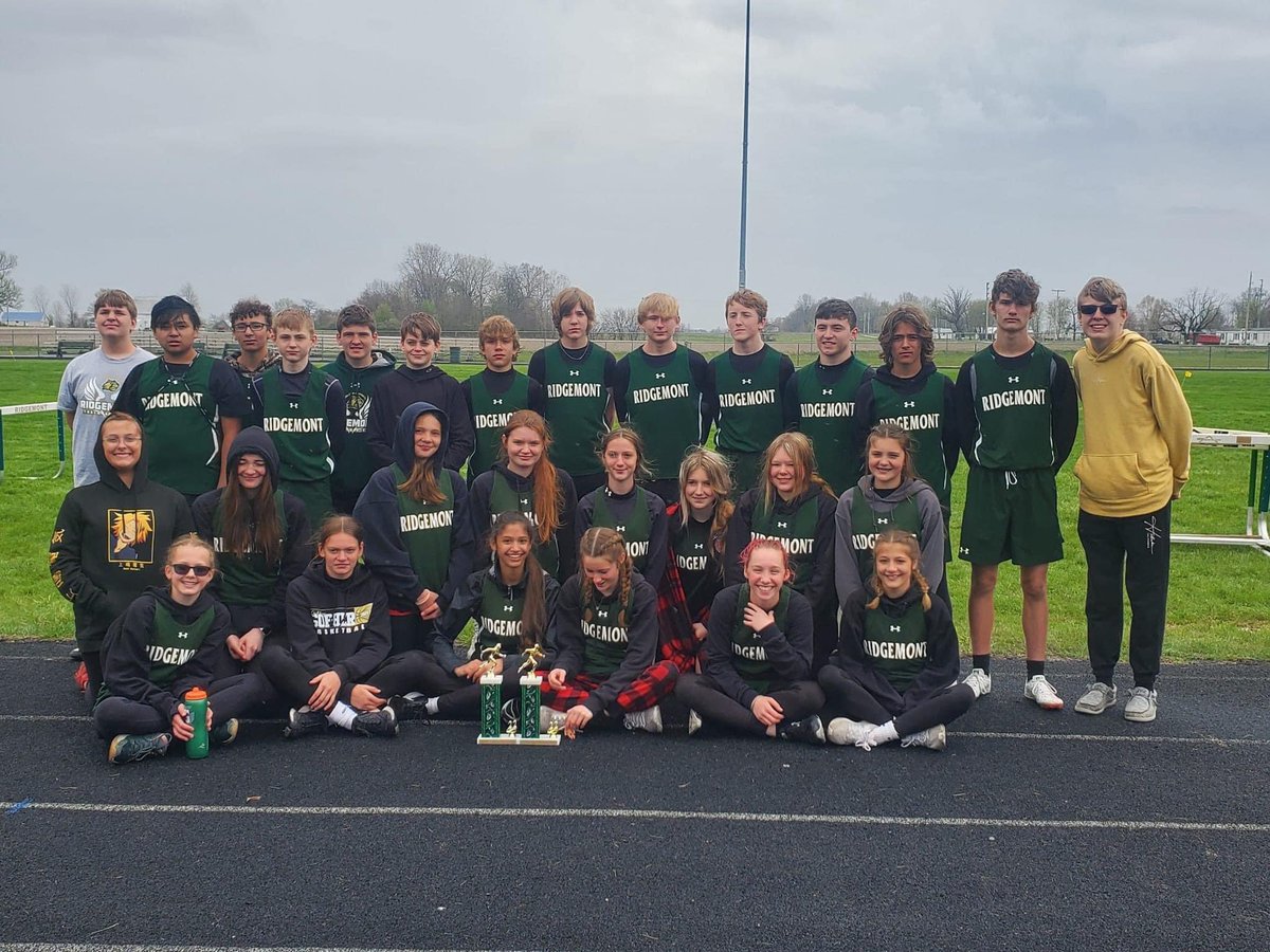 Congratulations to the JH boys and JH girls track teams for earning the runner-up JH Antique Alley trophies 🏆today! 🏃🏼‍♀️🏃🏻‍♂️