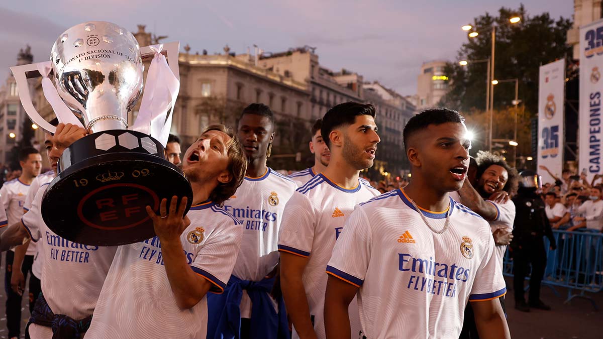 realmadrid's tweet photo. 🏆 ¡Ejercitando brazo que se acerca el veranito!
#CAMPEON35 https://t.co/4GLm4SNV8o