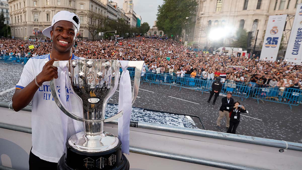 realmadrid's tweet photo. 🏆 ¡Ejercitando brazo que se acerca el veranito!
#CAMPEON35 https://t.co/4GLm4SNV8o