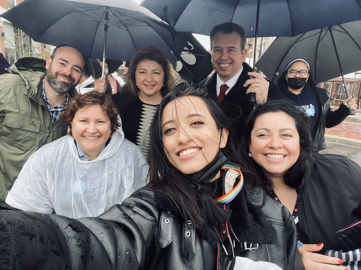 Soy_MiriamLopez's tweet photo. Rain or shine🌦the show must go on! 
Team @ChiPubSchool 💪
#TheBestAreWithCPS #LetsFACEitTogether https://t.co/q0tDL2vsBd