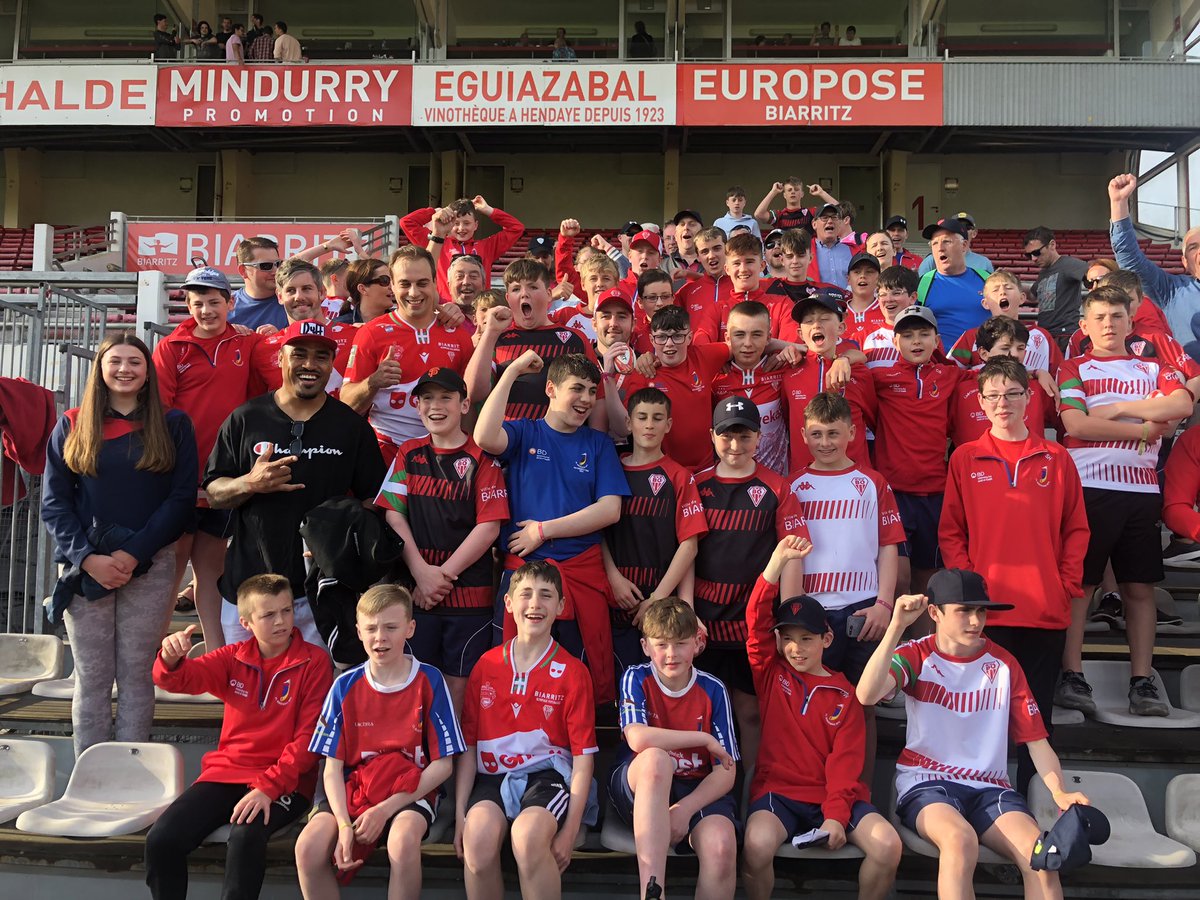 rugbytravelirl's tweet photo. The Fields of Athenry was blasting out from our section at today’s @BOPBweb match with @ulbohemianrfc u13’s! 

Thanks to @jcronin1990 @FrancisSaili and team mates for the group picture! 📸🏉❤️🤍 

#rtiontour #rugbytravelireland #teamtours #grassroots https://t.co/XXPY4VBYNH
