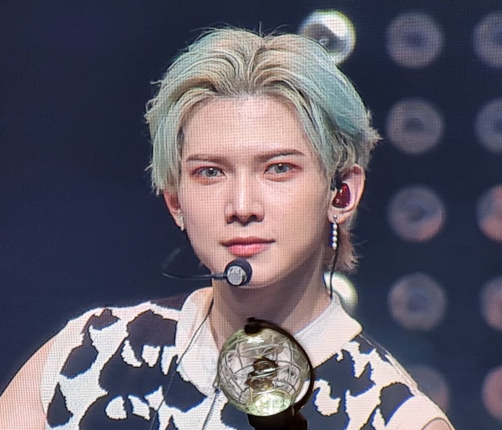 YEOTEEZx's tweet image. Now this is a really pretty picture of yeosang :( He’s so beautiful!!