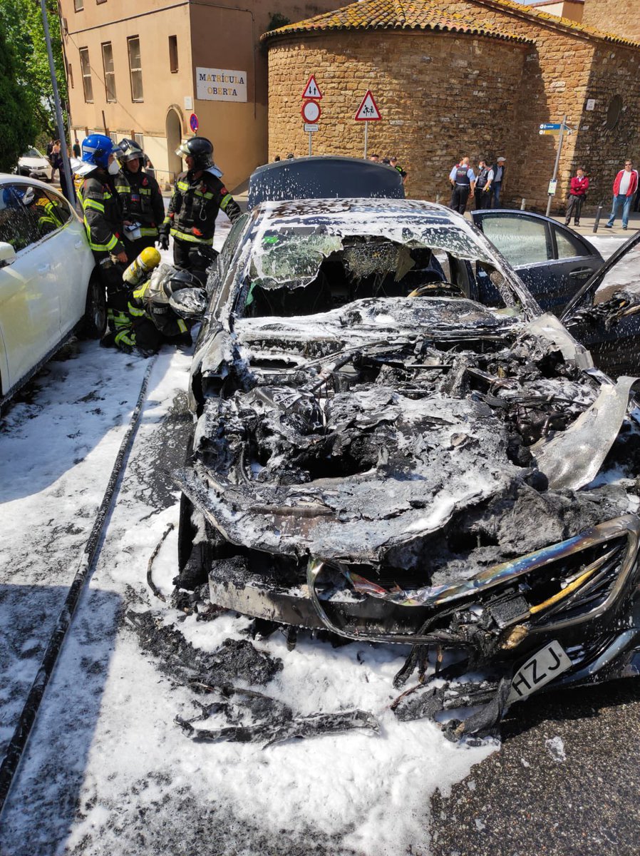 jmangues's tweet photo. Hola @josebouvila, donant un cop d'ull al teu cotxe calcinat veig que és un Mercedes matrícula H. Veig també que a la teva declaració de béns de l'Ajuntament de l'any 2019, als vehicles només consta un volkswagen beetle. Com és això? https://t.co/sfQHasUwB5