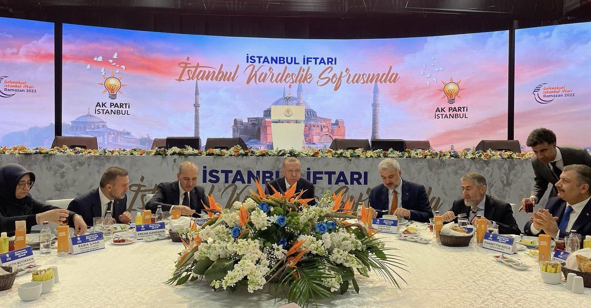 aksariyer's tweet photo. Türkiye’mizin en büyük siyasi oluşumu ve en uyumlu ailesi olarak bu akşam her ilde, aynı sofranın başında, aynı hedefle yine bir arada olduk. 
Hedefimiz Güçlü ve Büyük Türkiye.

#Aileİftarı https://t.co/k04HWdy0uc