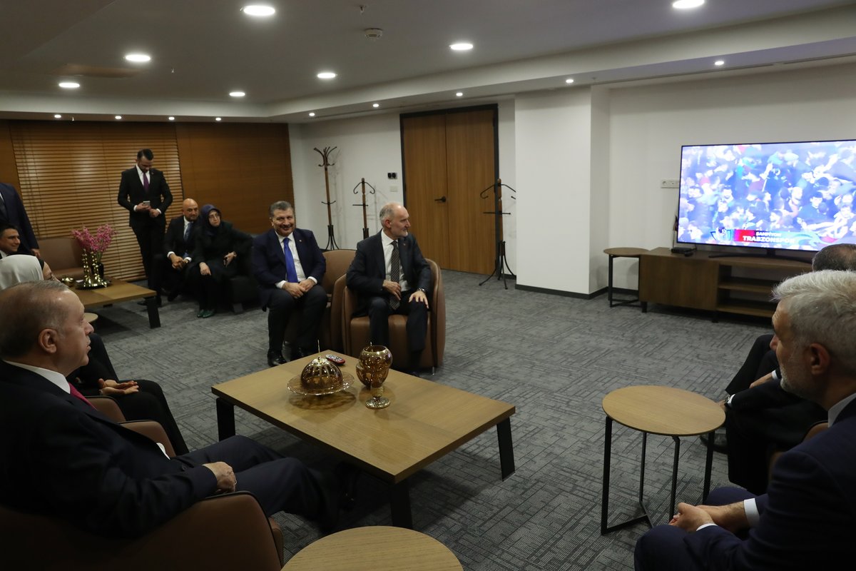RTEdijital's tweet photo. Cumhurbaşkanımız @RTErdogan, Trabzonspor-Antalyaspor maçını ve Trabzonspor'un şampiyonluğunun belli olduğu anları canlı olarak takip etti. https://t.co/3oG09uvQcH