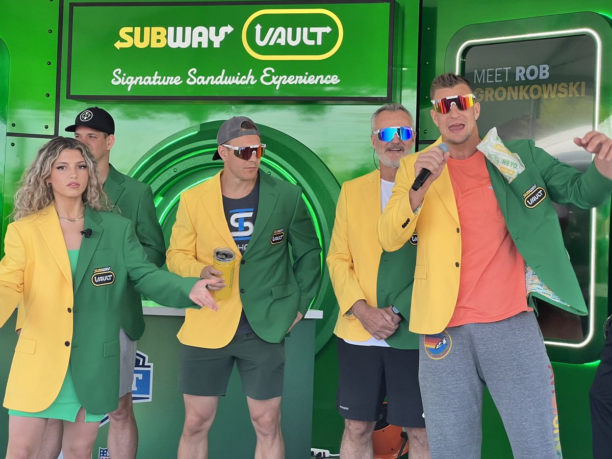 lptalkdoc's tweet photo. Gronk and fam at the @subway #subwayvault https://t.co/xmn3FGphNd
