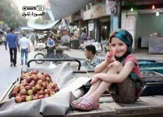 MouradBara91's tweet photo. لماذا مَا زلنا نرتديّ ثَوبَ الحُزنِ ؟؟!! وتِلكَ الصَغيرَة - بآئعَة التُفاح - 
بـِ ثيابهَا الرثّة ما زالت تَبتَسم للمَارّة ♥️! https://t.co/lrkxdNTQzO