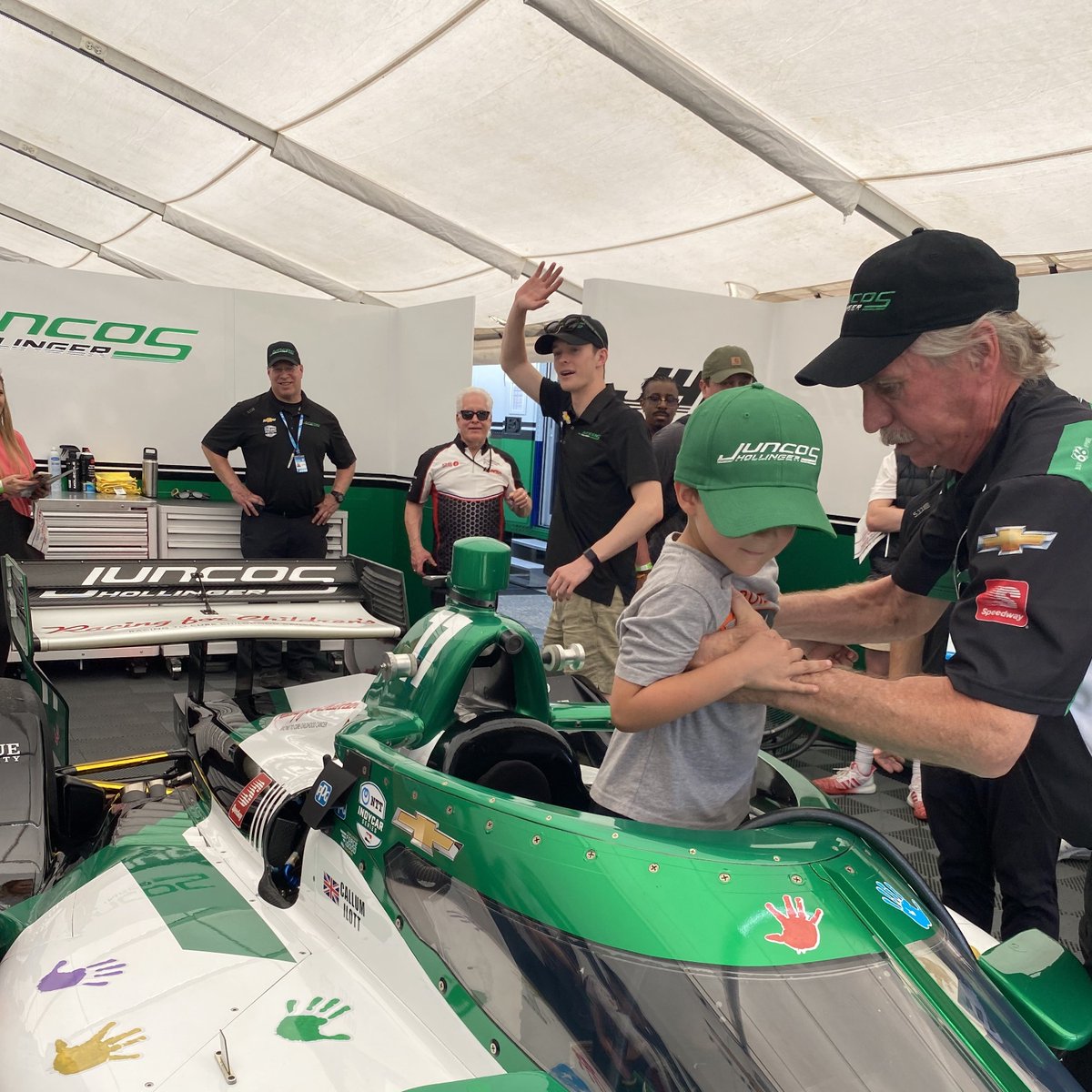 juncoshollinger's tweet photo. 👍Garage tour for our little friends! #RacingForChildrens // Tour por el garage para nuestros amiguitos! #RacingForChildrens

#GOJHR #GoGreen #GPNFTS #RacingForChildrens https://t.co/SXC5uhM2yh