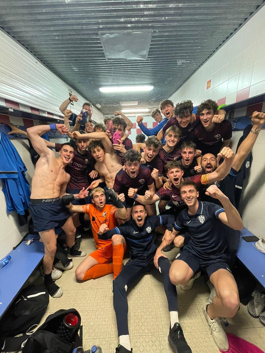 🔥 ¡ENORMES!🔥

Victoria muy importante de los juveniles para ampliar la distancia en la lucha por el ascenso. Los azulgranas marcaron los dos goles en la primera mitad. ¡Seguimos peleando!

✅ #LigaNacional
SDH Juvenil A 2️⃣-0️⃣ Amistad
⚽️ Puente y Antonio

#CanteraSDH 🔵🔴