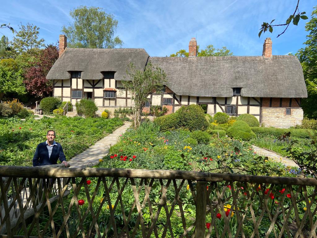 JeremyAHobbs's tweet photo. Aprovechando el puente en el hermoso pueblo de Stratford-upon-Avon, lugar de nacimiento de William Shakespeare. Aquí la casa de su esposa, Anne Hathaway. https://t.co/W5vgdduCAk