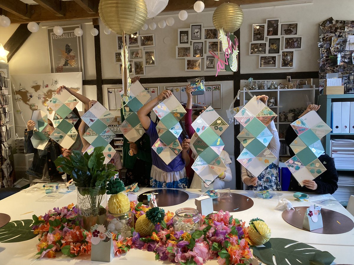 [Anniversaires créatifs Théma Créations] en attendant Louise qui fête ses 6 ans avec ses amies à l’atelier autour d’un projet «"citronné" : le mini-album cocktail de fruits 🍉 
.
#anniversaireenfant #loisirscreatifs #themacreations #versailles #diy #anniversaire
