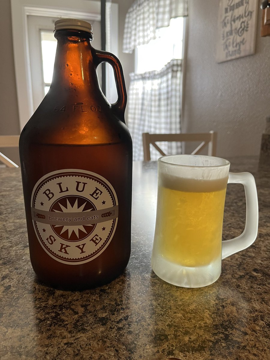 AllenHHamel's tweet photo. I love my 15/24, but when your vault guy brings you Jalapeño Cream Ale from Blue Skye you drink it. #craftbeerforlife🍻#1524brewhouse
#blueskybreweryandeats https://t.co/dC1kXKcAfW