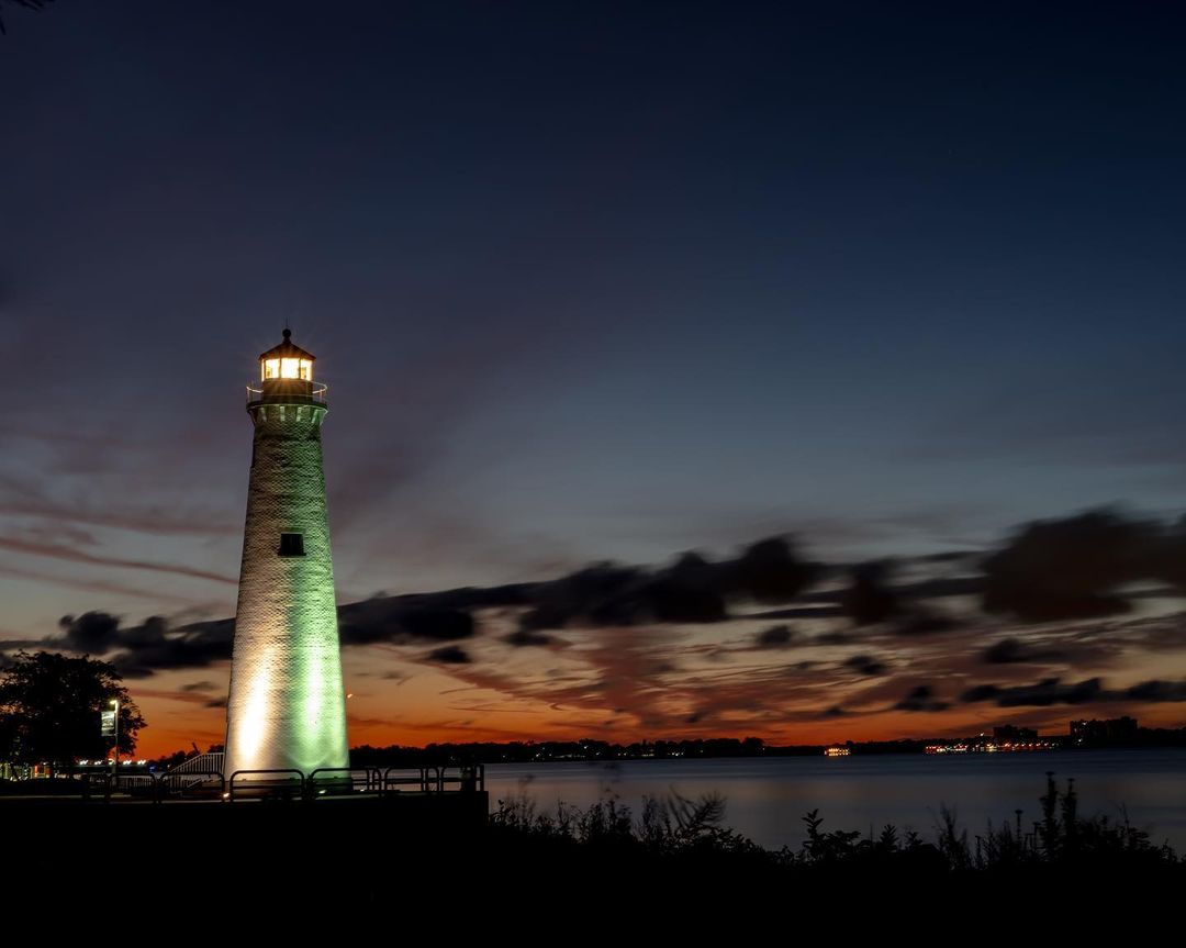 PureMichigan's tweet photo. Milliken State Park Lighthouse keeping watch along the #Detroit Riverfront.
📸: Instagram fan detroitgirlove
#PureMichigan #ItsGoTimeDetroit @VisitDetroit https://t.co/ihobl5MeYN