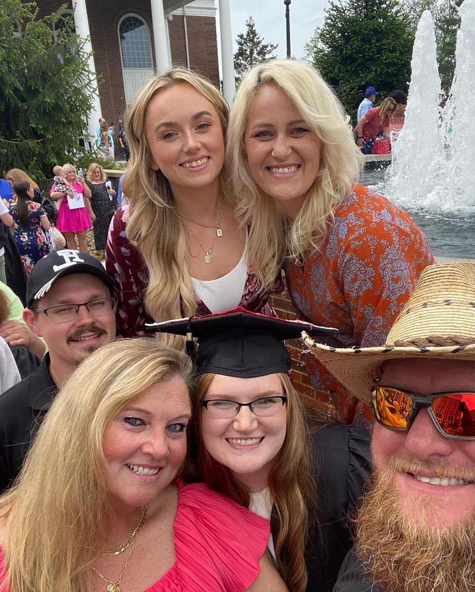 mary_monroeee's tweet photo. Beyond thankful for my people, also, I did the damn thing https://t.co/trPIo4sjqi