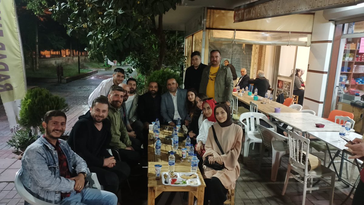 KarabaglarAKG's tweet photo. Karabağlar Belediye Meclis Üyemiz Sn.@ibrahimulubas35 düzenlediği sahur programına İlçe Başkanımız Sn. @irfandogruca, Önceki Dönem Belediye Başkan Adayımız Sn. @BilalDogan35, Gençlik Kolları Başkanımız Sn. @syhmzyldz Meclis üyelerimiz ve Teşkilatımız ile katılım sağladı. https://t.co/yxtGM7heg0