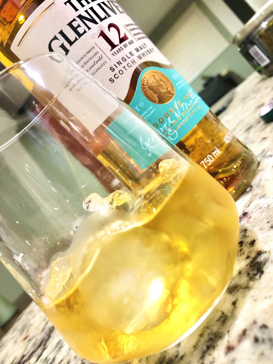 simbiosisgroup's tweet photo. Salud chicos, hoy tocó un #SingleMalt 12 de #TheGlenlivet súper suave, con notas florales vainilla y peras. #WhiskyLover #SingleLover https://t.co/DLiTVyPF6L