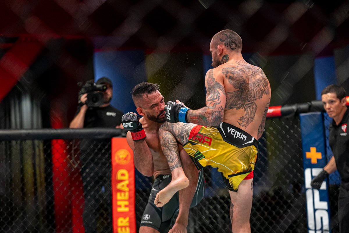 UFCEspanol's tweet photo. Lo tiene casi @chitoveraUFC 🇪🇨 #UFCVegas53 https://t.co/BqUoWnGyCx