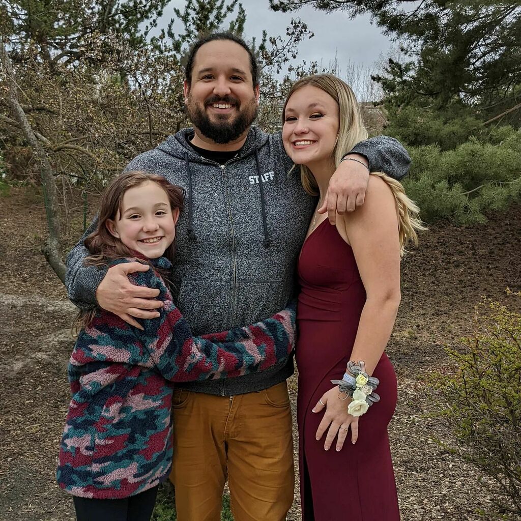 BertoCerrillo's tweet photo. Dad with daughters https://t.co/BFsEFcTtj1 https://t.co/2vJkR7gmU3