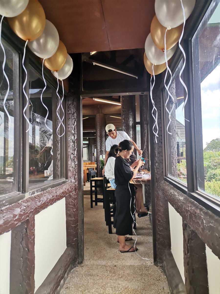 Getting ready. 👀 Excited to see some of you later! 

#DONKISSxUnCINCObleFamily
DONKISS TURNS FIVE