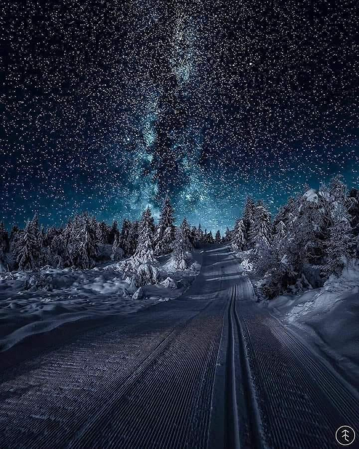 Stunning view of the Milky Way from Norway 😲