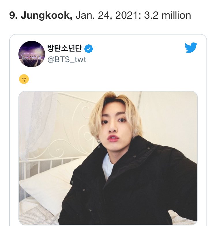 vminiecats's tweet photo. — La publicación  de #JUNGKOOK con el cabello rubio fue nombrada como el 9no. tweet con más me gusta y además Jungkook es el único acto asiático en la lista de los “10 tweet con más me gusta de todos los tiempos” en twitter. 
En la lista figuran personalidades cómo Barack Obama + https://t.co/vpM3K6PP3i