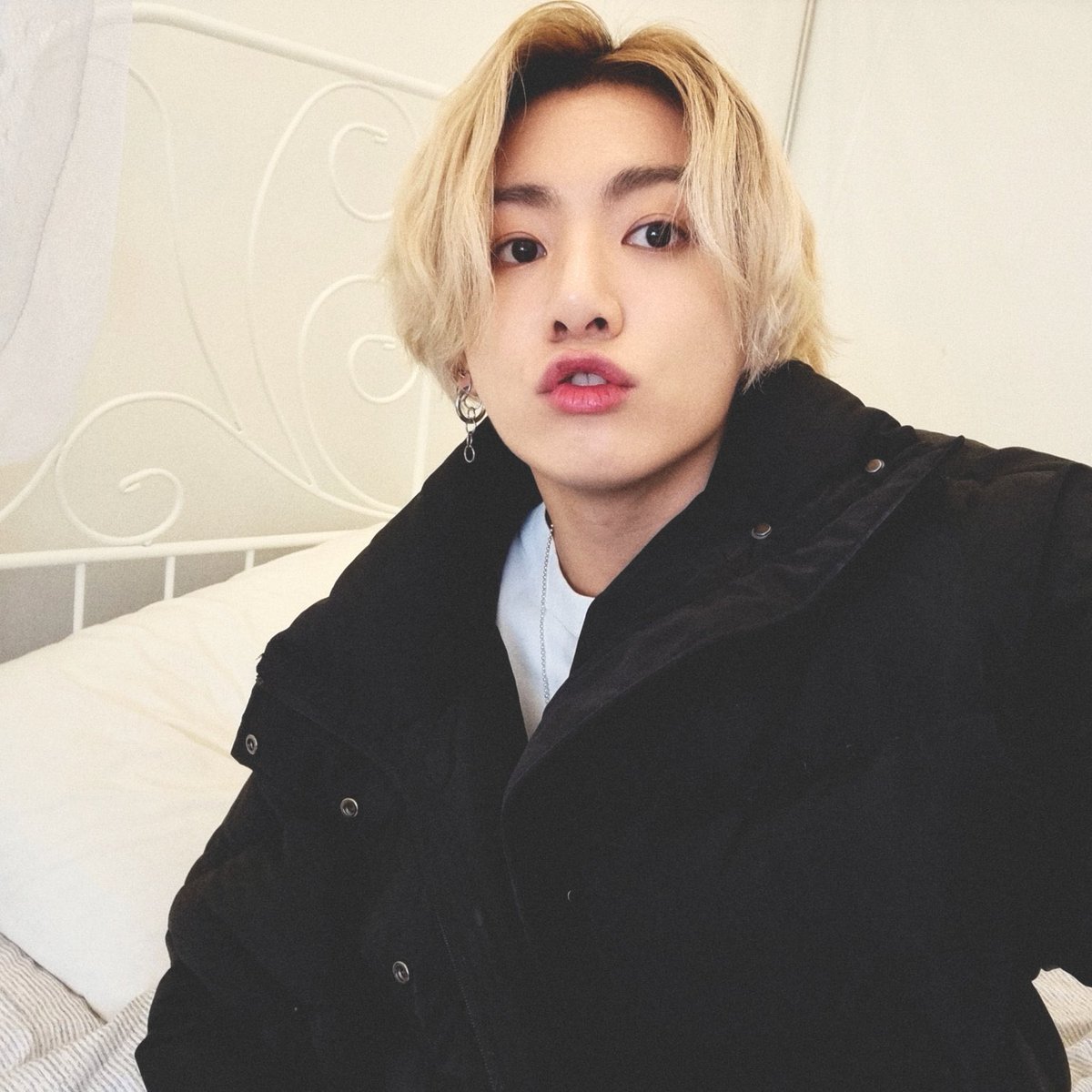 vminiecats's tweet photo. — La publicación  de #JUNGKOOK con el cabello rubio fue nombrada como el 9no. tweet con más me gusta y además Jungkook es el único acto asiático en la lista de los “10 tweet con más me gusta de todos los tiempos” en twitter. 
En la lista figuran personalidades cómo Barack Obama + https://t.co/vpM3K6PP3i