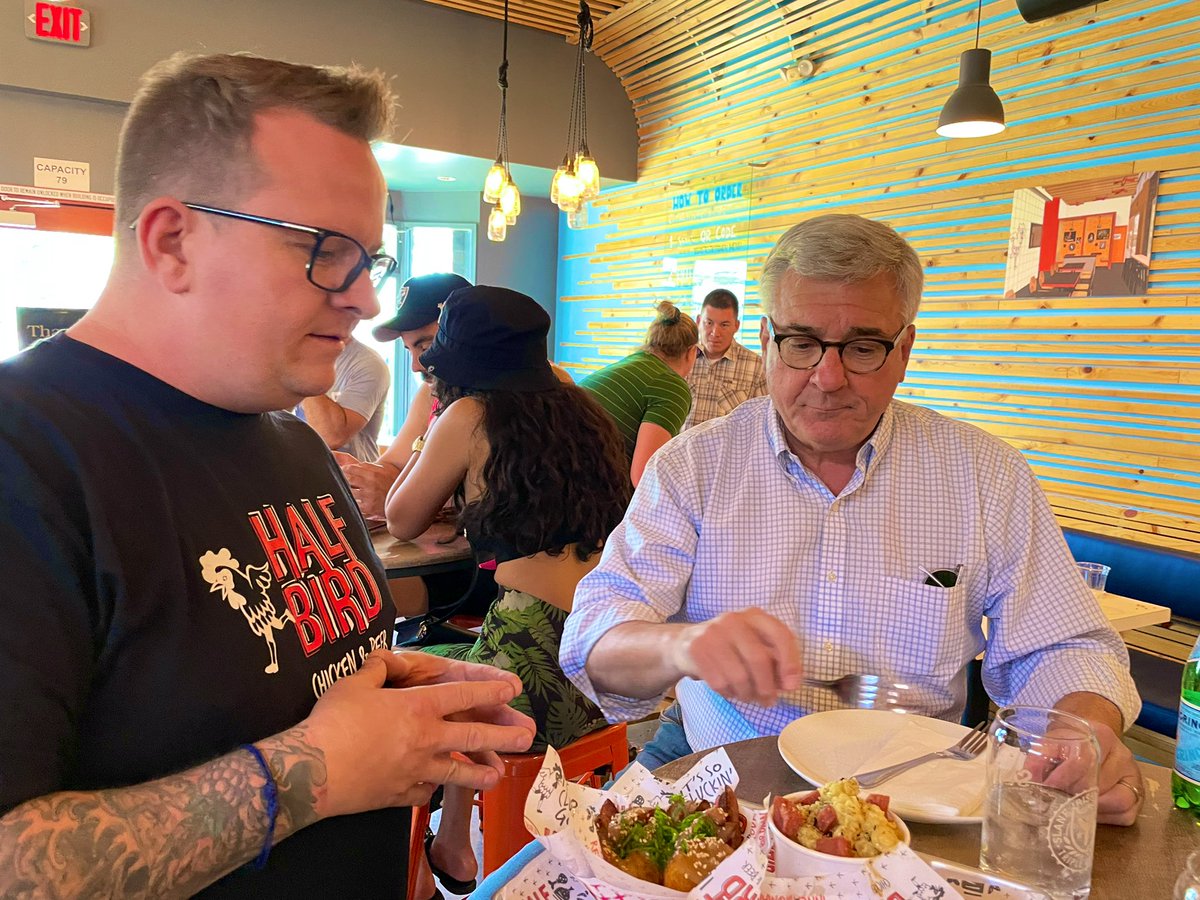 eatinglasvegas's tweet photo. Chewing the fat, eating #Yukonpizza, test-driving his menu, and solving the worldβs problems with Chef Brian Howard at #VegasTestKitchen. #HalfBirdChickenandBeer #popup #DTLV πππ https://t.co/9VJdgBQIA0