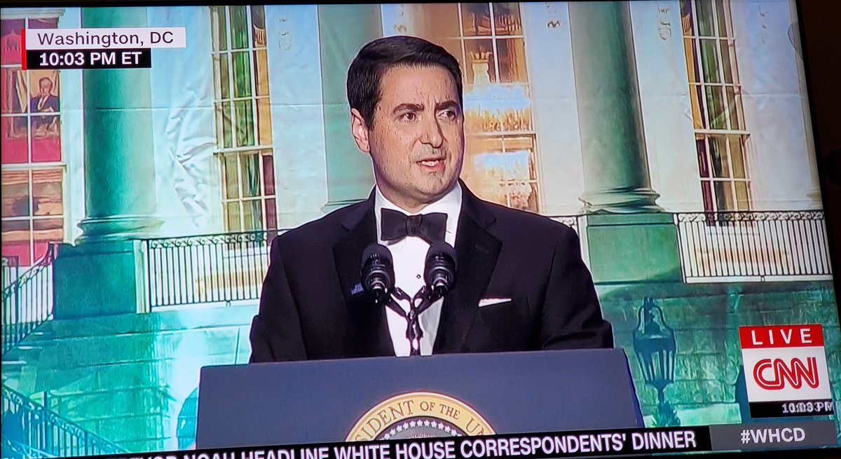 MeowCub's tweet photo. White House Correspondents Dinner

Who was in charge of the backdrop? Was ironing the wrinkles out too much to ask? 😆 https://t.co/cClR4369i0
