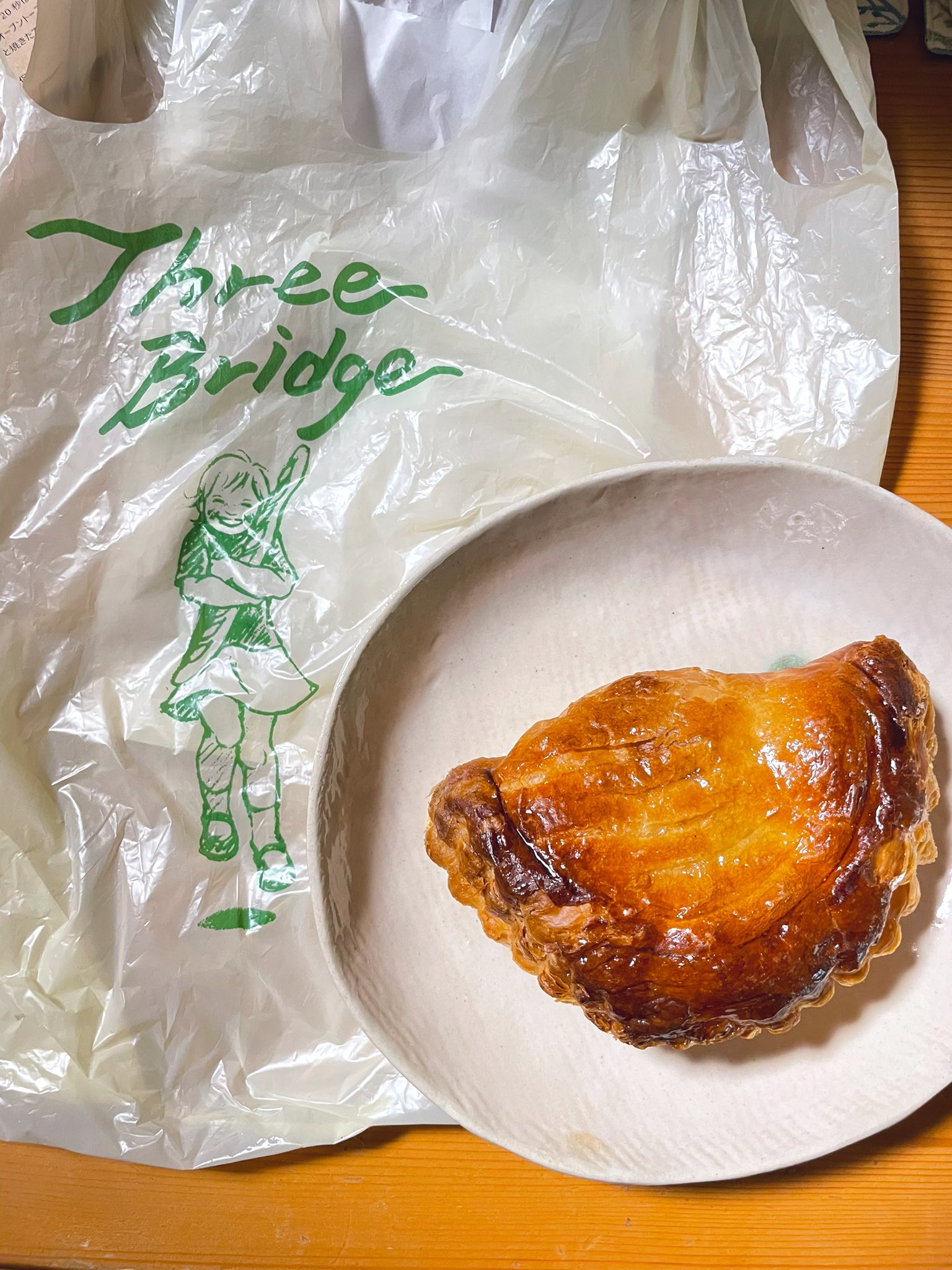 23n 昨日いただいたスリーブリッジさんのアップルパイ 発酵バターの風味と生地のサクサク感 今すぐおかわりしたい美味しさ T Co Hychscksiw Twitter