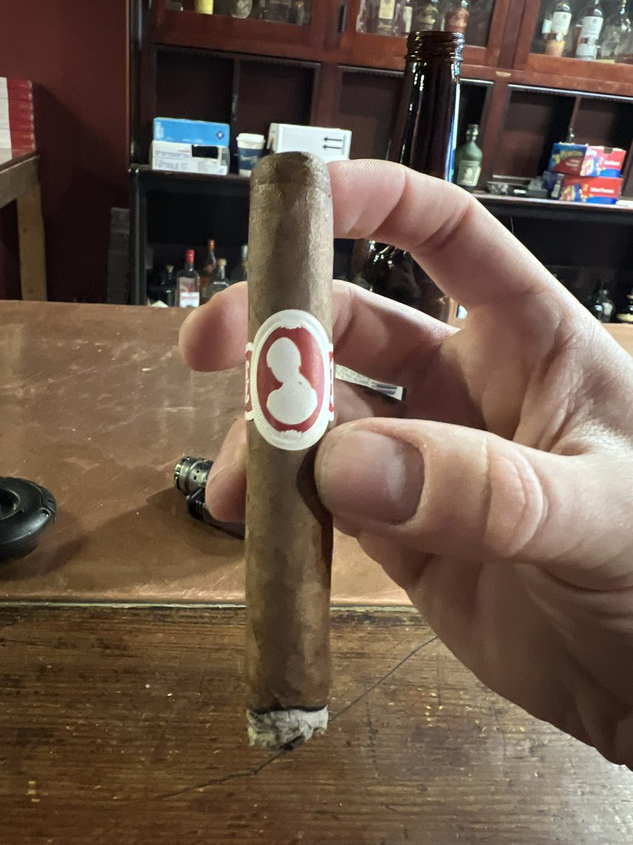 baize82's tweet photo. Thoroughly enjoyed this My Father La Duena. Post workout smoke with the boys at BG Pipe and Ciger https://t.co/runX10jUf4