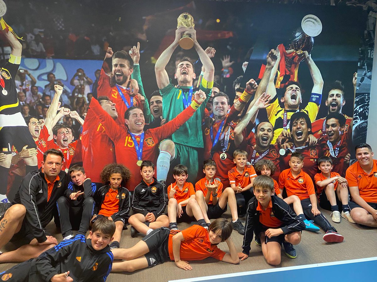 BENJAMIN A | 🏆🍊⚽️ Porque los torneos no son sólo competición, porque los torneos son experiencias inolvidables para nuestros chicos...

Hoy, los de <a href="/GalvnMiguelito/">mg</a>, alojados en la Ciudad Deportiva de Las Rozas de la <a href="/rfef/">RFEF</a>.

¡L-U-J-A-Z-O! 😍

#TorneosCDParquesol #VamosParquesol