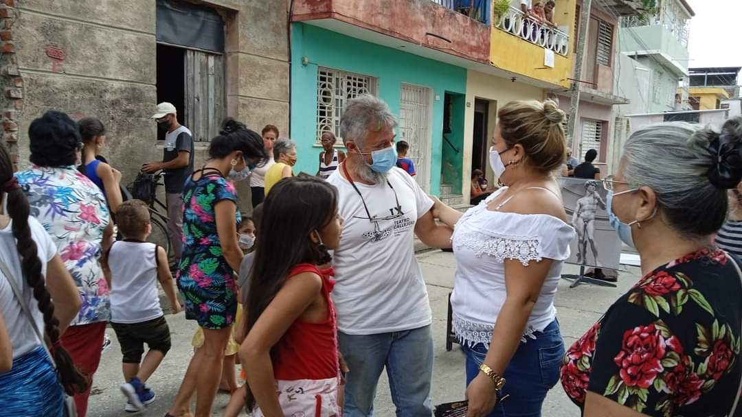 Vecinos del maestro Juan González Fiffe  en  la calle Alfredo Uset en Bayamo, disfrutaron de la presentación de la obra ' El Modelo' de #TeatroAndante como parte de las actividades en saludo al 1ro de Mayo. #CubaViveYTrabaja