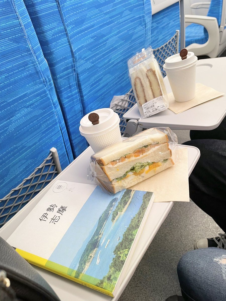 スモークサーモンサンドとココアで朝ごはんです🥪☕️☀️ いってきまーーーす🚅💨 💨 💨 👋👋👋👋👋