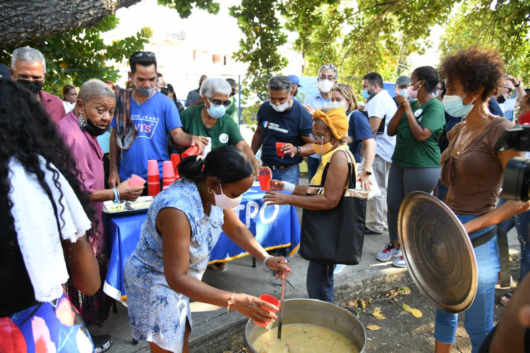 Rafa88_Santana's tweet photo. RT MINCOMCuba: Como cierre del encuentro de solidaridad en el barrio La Timba los niños de la escuela primaria interpretaron varias canciones, bailaron y todos disfrutaron de una sabrosa caldosa cederista #CubaViveYTrabaja #1Mayo https://t.co/IQ8ZroBlNZ #CubaInformatiza #CubaMa…