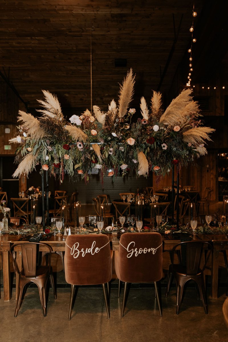 This stunning floral arrangement by #ElevenBloomsFloral almost steals the show. 😍
📸 #LaurenPippinPhotography
🌸 #ElevenBlooms
📍#sprucemountainranch