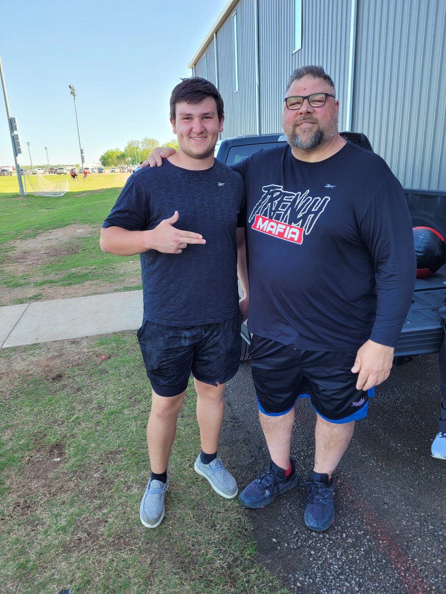 Thankful to attend the Tulsa prep red zone camp <a href="/PrepRedzoneOK/">Prep Redzone Oklahoma</a> and had the chance to meet former bills offensive lineman Gerald Ostroski jr. <a href="/Ostroski_BigO/">Jerry Ostroski</a>                    <a href="/PlayBookAthlete/">PLAYBOOK ATHLETE</a> <a href="/GladneyJoe/">ThePlay-Book</a>