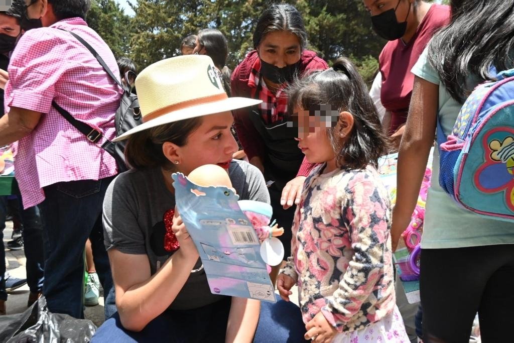 evelyn_osornio_'s tweet photo. 👶👧👦 En este #DíaDelNiño no paramos, mando un fuerte abrazo a todas las niñas y niños toluqueños de la colonia #DelParque. Gracias por permitirme regalarles un obsequio en este día.

#EvelynContigo https://t.co/kXUB3oubTq