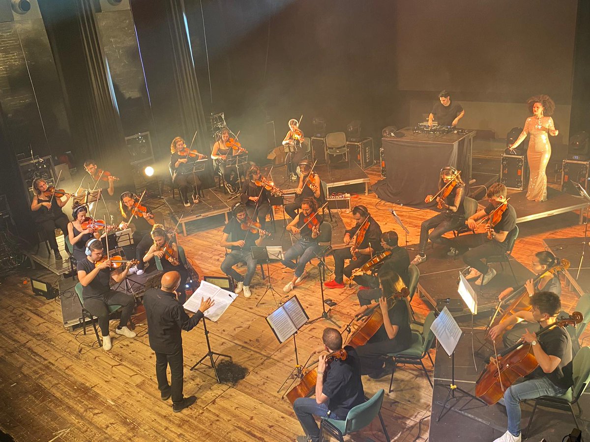AjuntamentBerga's tweet photo. El Teatre Municipal ha acollit l'espectacle ‘Electrobacasis’, el concert jove de la festa de Sant Marc. L'actuació protagonitzada per Camerata Bacasis &amp; DJ Arzzett ha inclòs la interpretació de grans èxits musicals dels últims 50 anys fugint del format clàssic d'orquestra https://t.co/Ieyg67xXmL